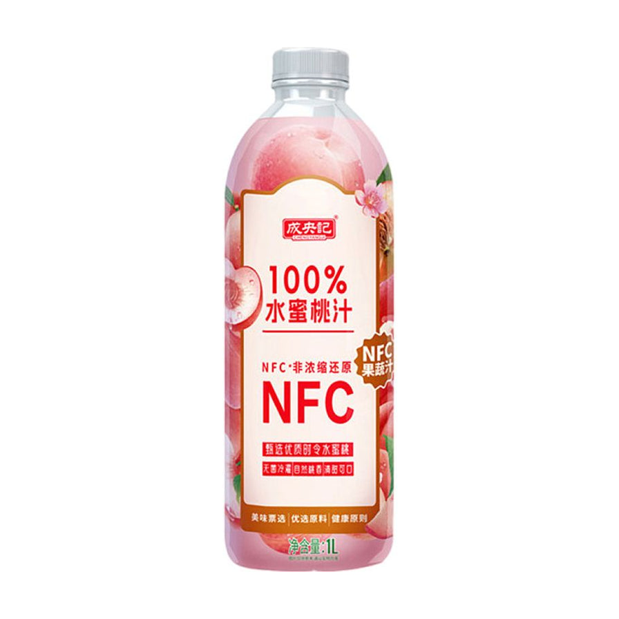成央记 100% 水蜜桃汁单瓶正面特写，粉色瓶身印有水蜜桃切片图案及 NFC 字样。