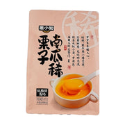 黑小知栗子南瓜糊包装袋正面，粉色背景，印有“低脂肪高钙”字样及冲泡后的橙色糊状实物图。