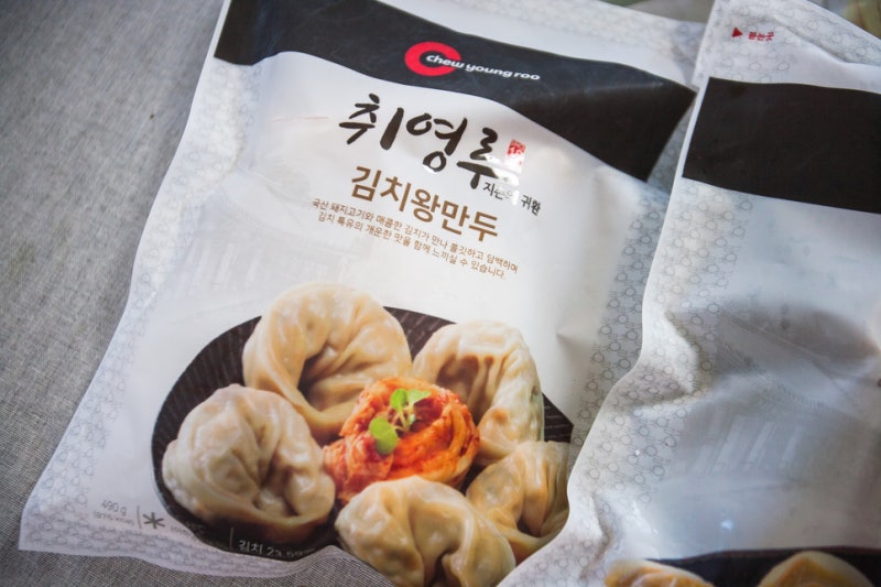 秋英楼猪肉泡菜王饺子 490g 包装正面图，展示品牌标志与产品实物