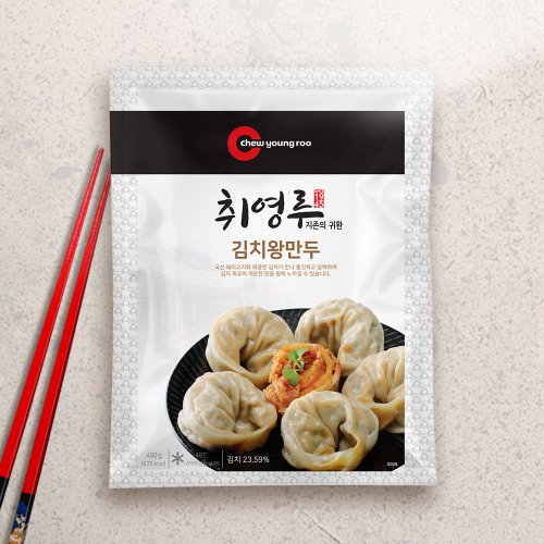 煎至金黄的猪肉泡菜饺子特写，展示酥脆外皮与饱满内馅