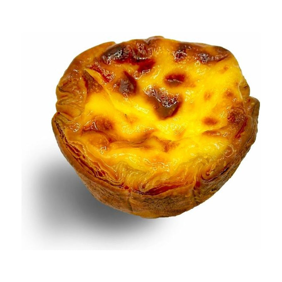 单个烘烤完成的 CHEWY 可颂蛋挞特写，展示层层起酥的外皮和嫩滑焦香的蛋奶内馅。