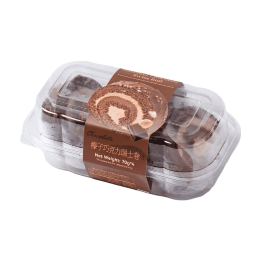 CHEWY 榛子巧克力瑞士卷，深褐色蛋糕体包裹奶油内馅，透明塑料盒包装，标签显示净重 70g*4。