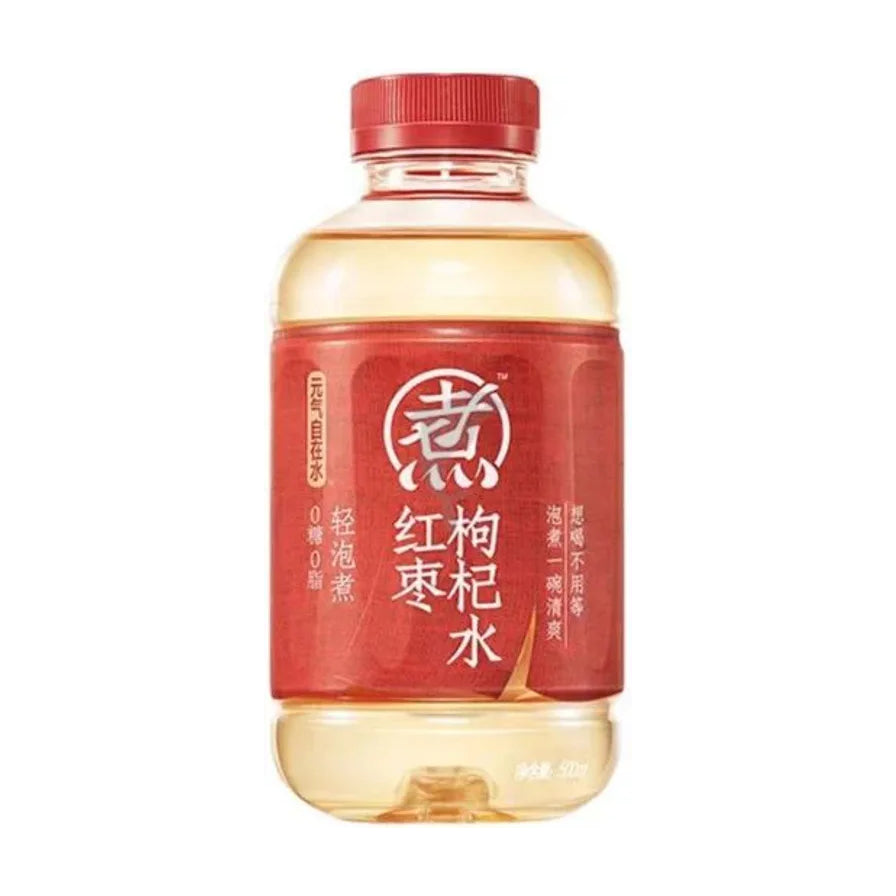 元气森林红枣枸杞水500ml单瓶装，红色包装瓶身印有“煮”字标识，液体呈现晶莹的浅琥珀色。