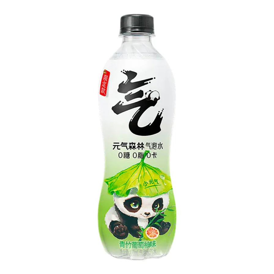 元气森林青竹葡萄柚味气泡水480ml瓶装正面图，包装印有戴荷叶帽的大熊猫插画。