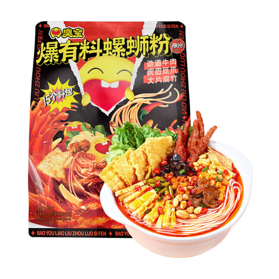 臭宝爆有料螺蛳粉包装袋及一碗配料丰富的螺蛳粉，包含牛肉、虎皮凤爪、大片腐竹、花生、酸笋等15个料包。