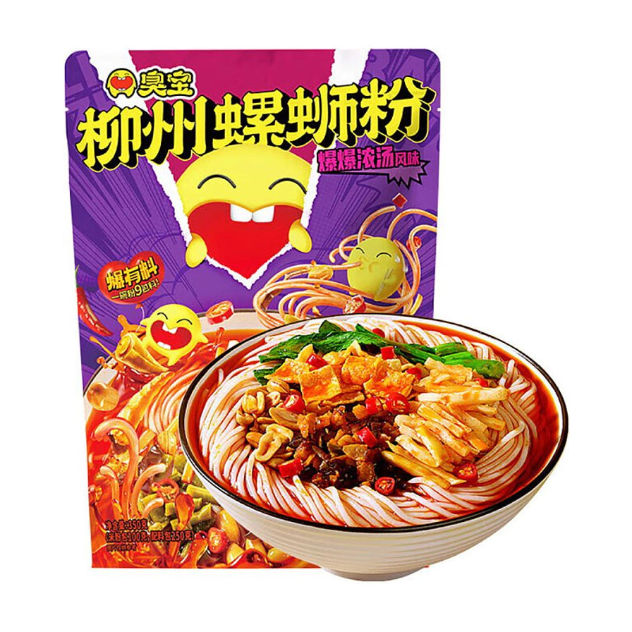 臭宝爆爆浓汤味柳州螺蛳粉包装袋与一碗配料丰富的成品螺蛳粉，包含腐竹、酸笋、花生和青菜。