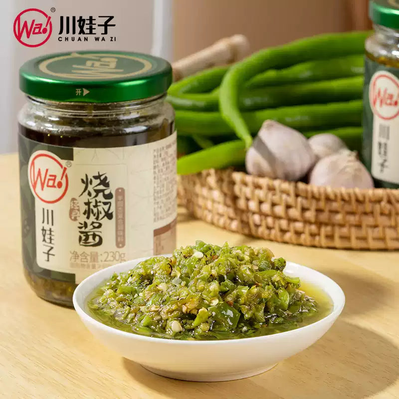 烧椒酱开盖特写，展示大块辣椒肉质和油润质地