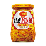 川南红油下饭菜玻璃瓶装正面图，瓶身标签印有“红油下饭菜”字样，透过玻璃可见内部红油蔬菜。