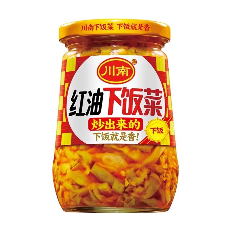 川南红油下饭菜玻璃瓶装正面图，瓶身标签印有“红油下饭菜”字样，透过玻璃可见内部红油蔬菜。