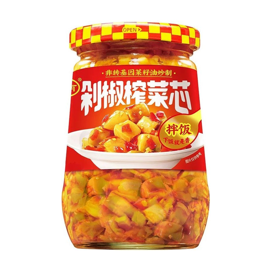 川南剁椒榨菜芯玻璃瓶装正面图，红色标签印有“剁椒榨菜芯”字样，瓶盖为黄红格纹设计。