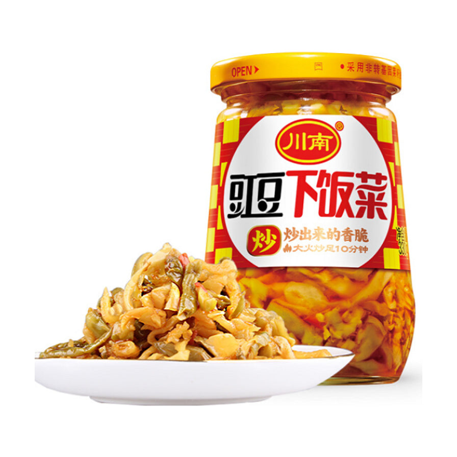川南焦脆豇豆下饭菜产品图，展示玻璃瓶包装及盛在白色盘中的豇豆实物，背景为纯白。