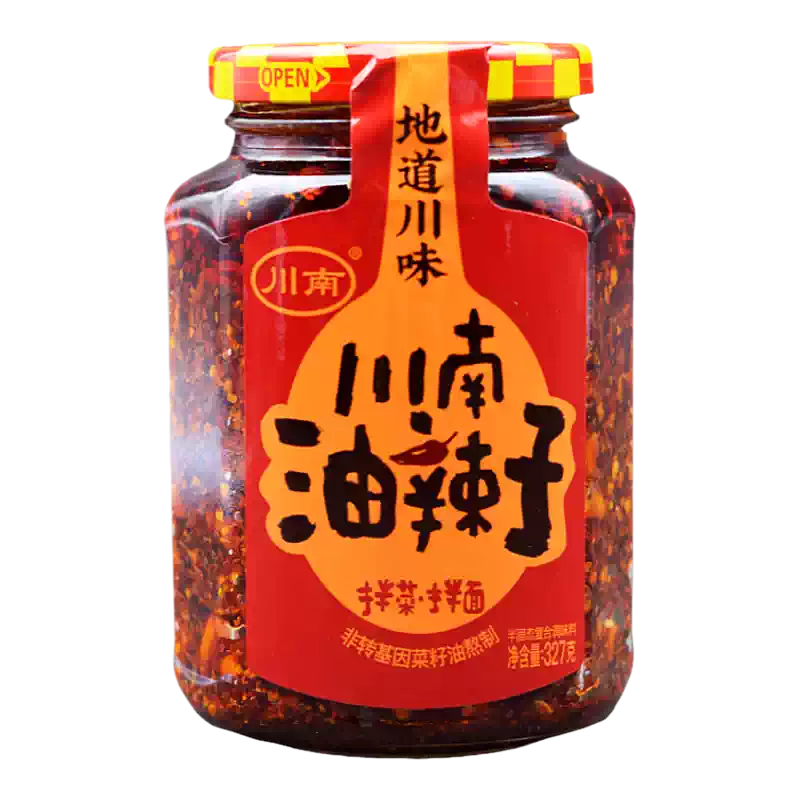 川南油辣子产品展示图，瓶身标签与红油细节特写