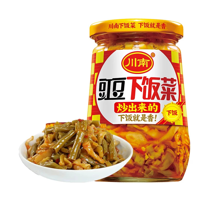 川南下饭菜豇豆口味瓶身特写，展示脆嫩豇豆颗粒