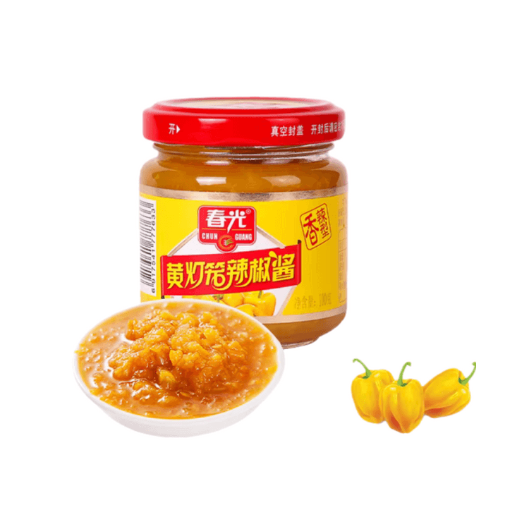 春光黄灯笼辣椒酱开盖特写，展示含南瓜蒜蓉的浓稠质地