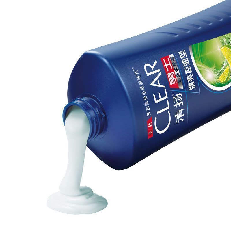 清扬男士洗发水倒出白色乳液质地特写，展示产品浓稠度与流动性。