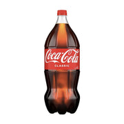 经典可口可乐2升大瓶装，红色瓶盖与经典红色标签，瓶身印有Coca - Cola Classic字样。