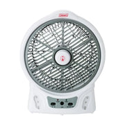 Coleman 10吋 LED 露营照明循环扇正面图，白色机身配灰色扇罩，底部设有控制开关和指示灯。