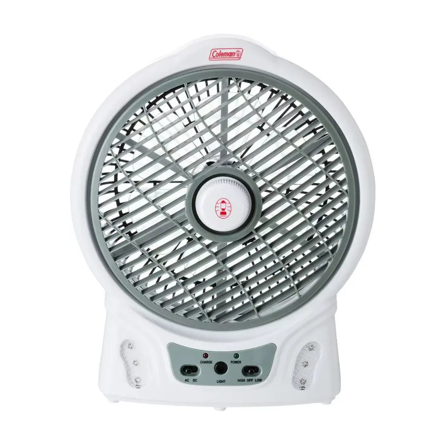 Coleman 10吋 LED 露营照明循环扇正面图，白色机身配灰色扇罩，底部设有控制开关和指示灯。
