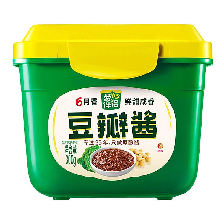 葱伴侣豆瓣酱瓶装展示，突出红亮酱体与家常调味场景