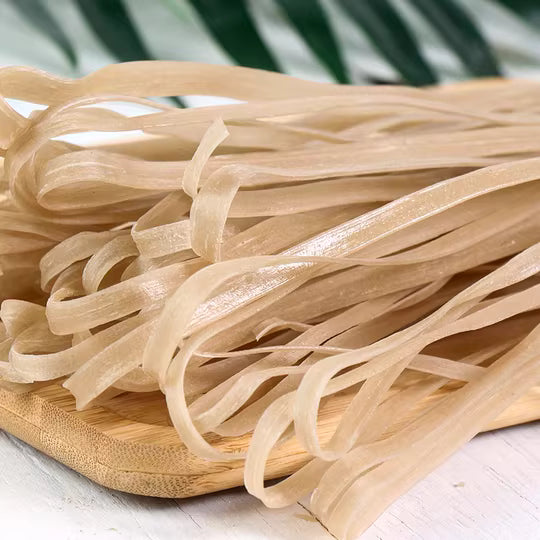 煮熟后的红薯宽粉特写，呈现吸饱汤汁后爽滑 Q 弹的质感