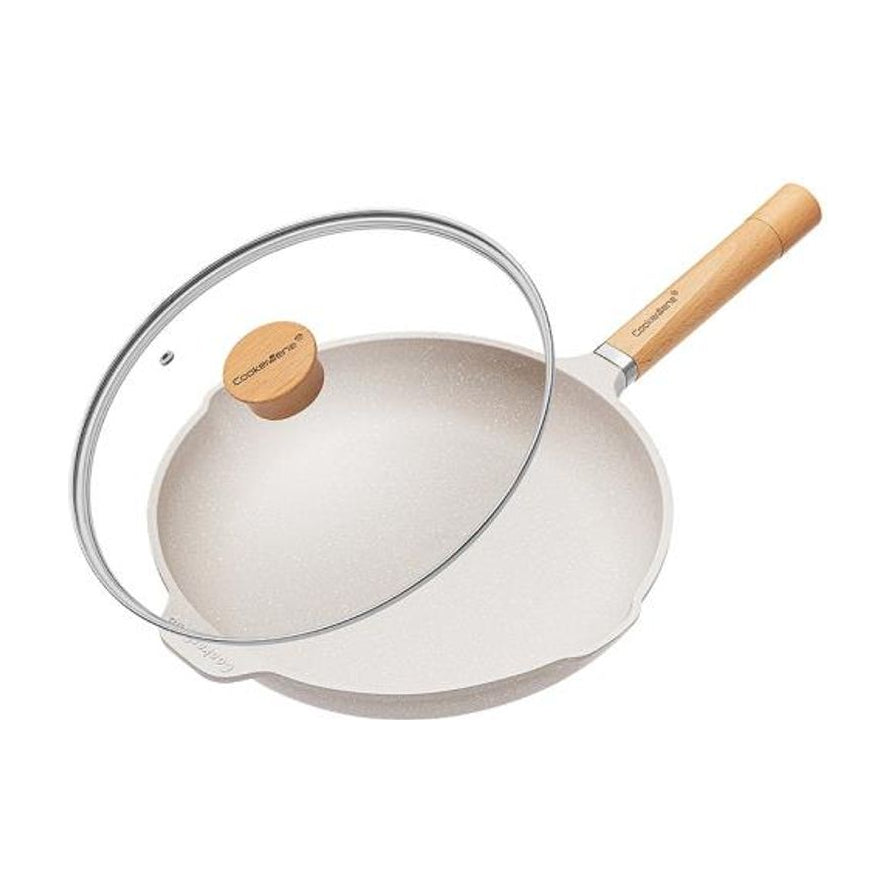 Cookerbene 白色麦饭石多功能炒锅，配有透明玻璃盖和木纹防烫手柄，展示其简约设计与不粘涂层质感。