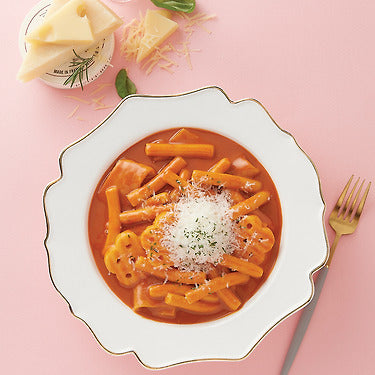 煮好的玫瑰酱炒年糕特写，展示浓郁酱汁包裹的年糕、宽粉和鱼饼