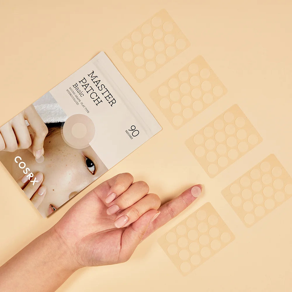 COSRX 净痘贴使用效果展示，半透明贴片隐形式覆盖在皮肤痘痘区域