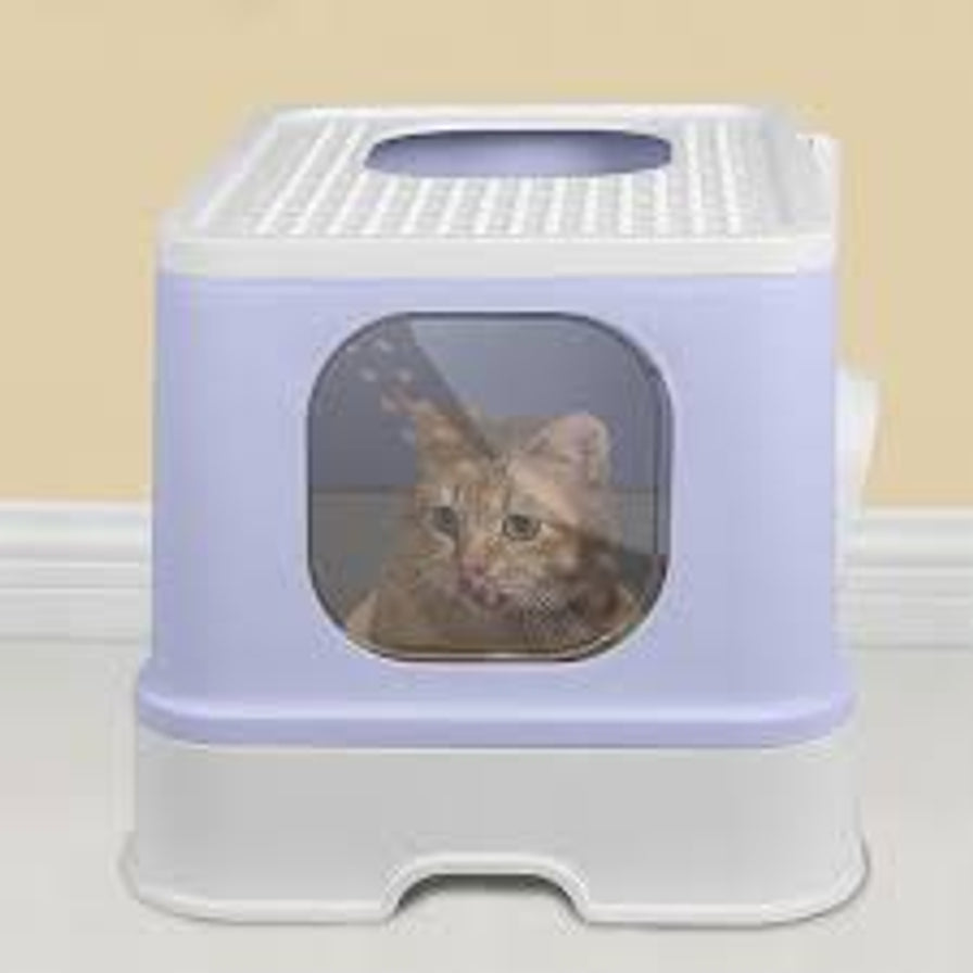 紫灰色封闭式猫砂盆正面图，可见前开口和顶部漏砂孔