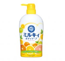 牛乳石鹸 Milky 沐浴露柑橘味正面图，白色瓶身配黄色泵头，标签印有橙子图案。