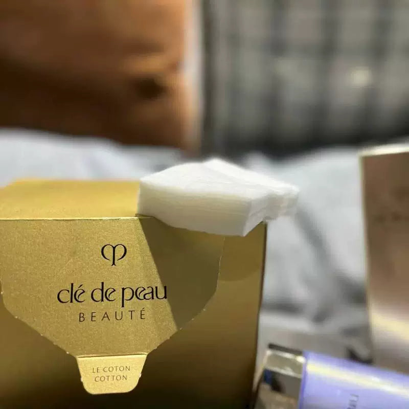 两片白色 CPB 化妆棉平铺特写，展示厚实纹理与丝滑表面细节