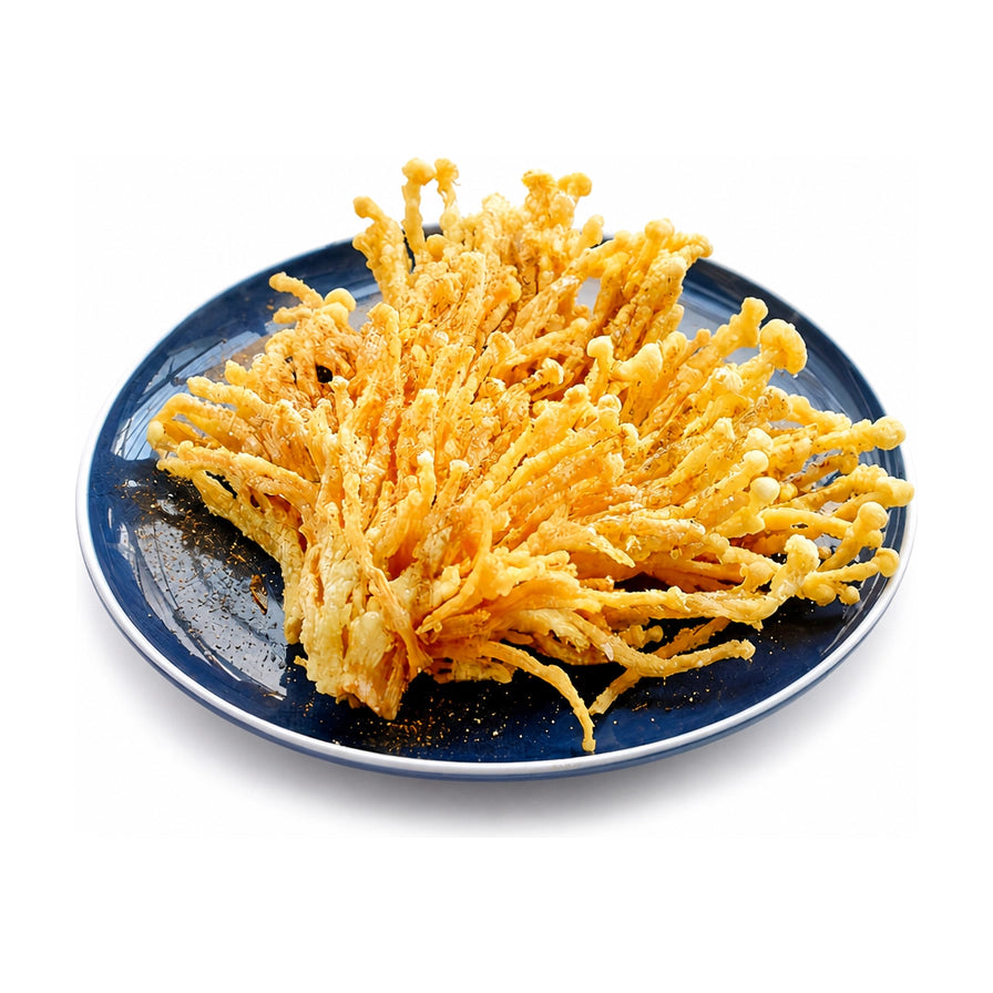 一盘炸至金黄酥脆的金针菇，盛放在深蓝色圆盘中，白色背景，展示了酥脆的挂糊质感。