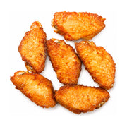 白色背景上摆放的六块金黄酥脆炸鸡翅，展示外皮质感。