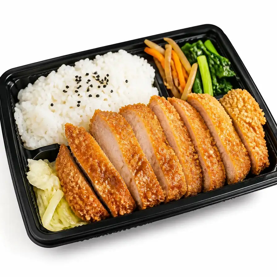 一份黑色便当盒装的脆皮里脊饭，包含切成厚片的金黄酥脆炸里脊、撒有黑芝麻的白米饭，以及青菜、胡萝卜丝等配菜，背景为纯白色。