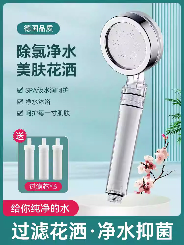 水晶透净水花洒主体特写，透明可视外壳设计，搭配通用接口