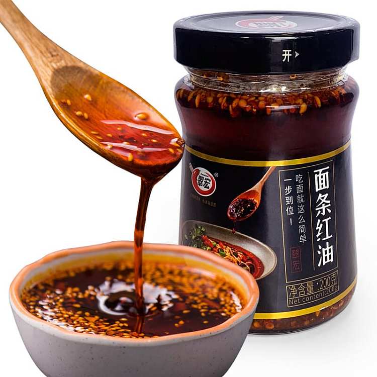 翠宏红油酱料展示图，呈现适合拌面的浓稠质地与色泽