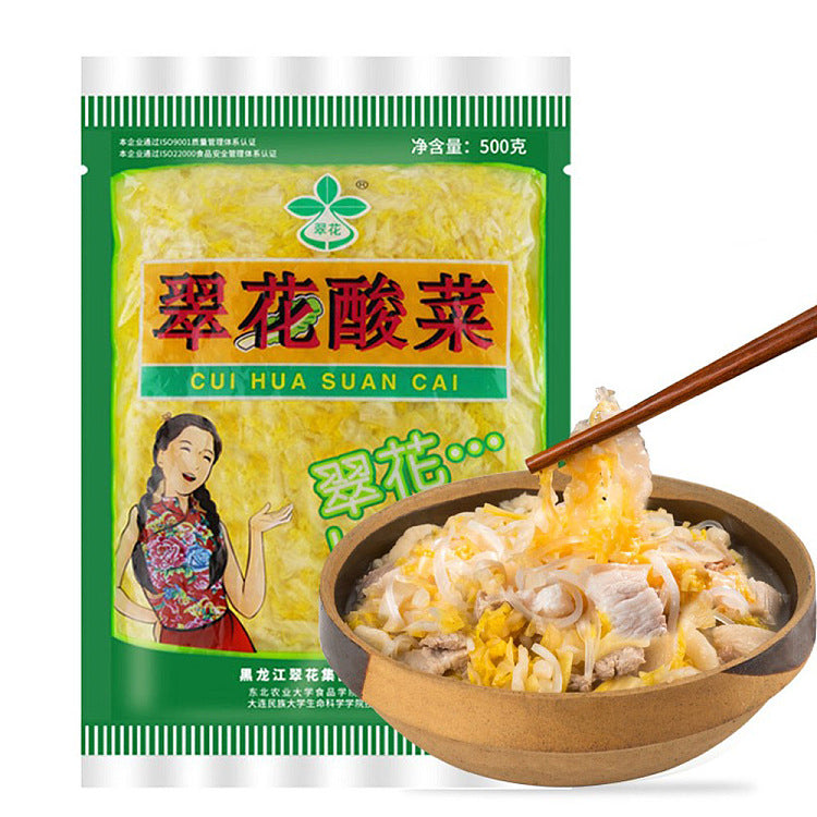 翠花酸菜产品特写，展示腌制白菜的质地与色泽