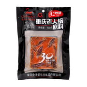 重庆小天鹅重庆老火锅底料400g包装正面图，黑色包装袋中心透明可见内部红亮的火锅底料块及大颗辣椒，上方印有重庆老火锅底料字样及手工炒制标识。