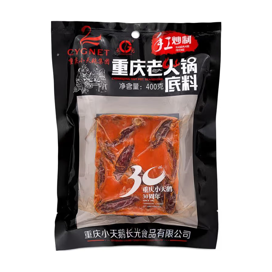 重庆小天鹅重庆老火锅底料400g包装正面图，黑色包装袋中心透明可见内部红亮的火锅底料块及大颗辣椒，上方印有重庆老火锅底料字样及手工炒制标识。