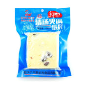 重庆小天鹅清汤火锅底料200g包装正面图，蓝色包装袋，中间透明可见奶白色底料块及红枣枸杞配料，上方印有红色手工制作标识。