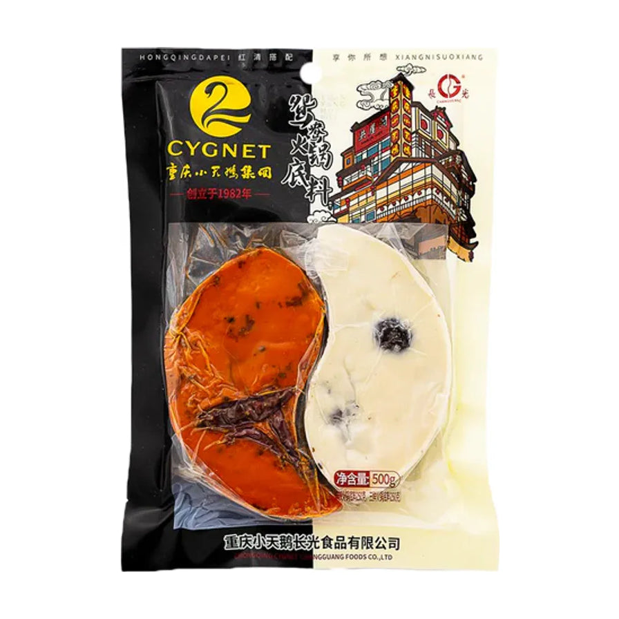 重庆小天鹅鸳鸯火锅底料500g包装图，包含红油麻辣和清汤鲜香两种底料，包装上有天鹅标志和洪崖洞插画。