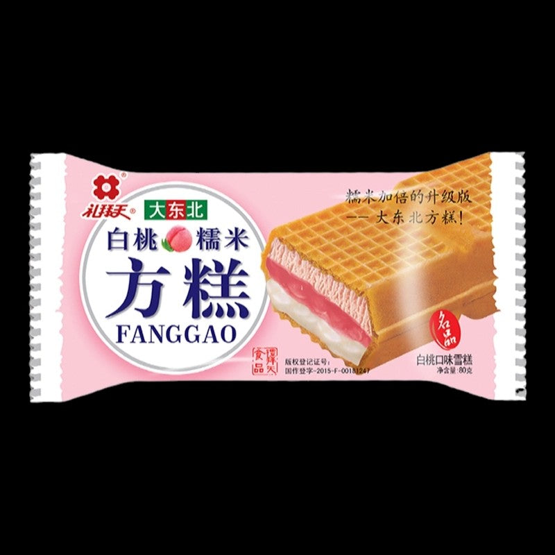 白桃味糯米方糕冰淇淋特写，展示粉色夹心与金黄华夫外壳的层次