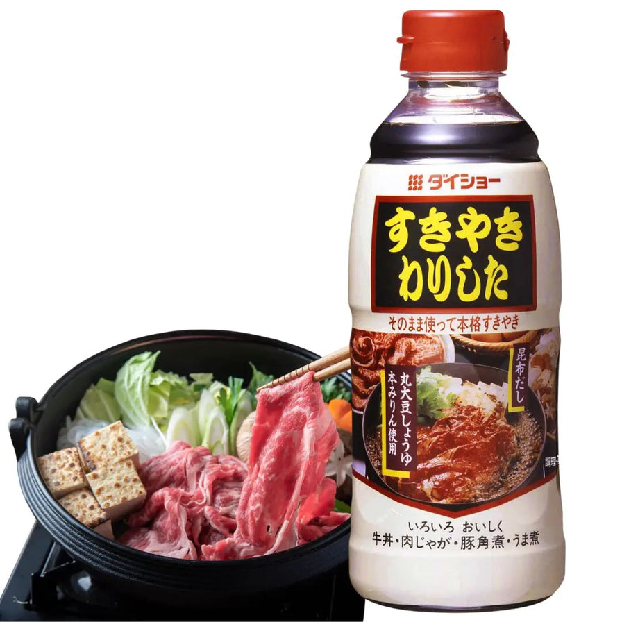大正寿喜烧酱汁瓶装与正在烹煮的寿喜烧火锅，锅内有牛肉片、豆腐和蔬菜