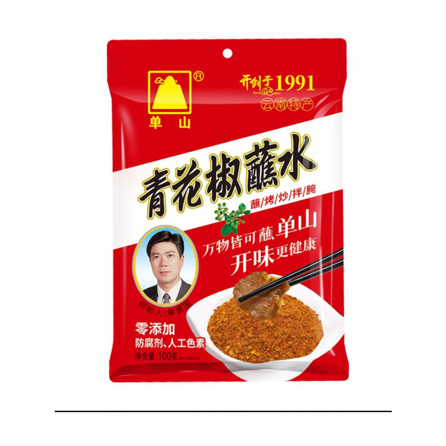 单山青花椒蘸水包装袋，红色背景，印有创始人肖像、青花椒图案以及一碗蘸料配肉片的展示图。