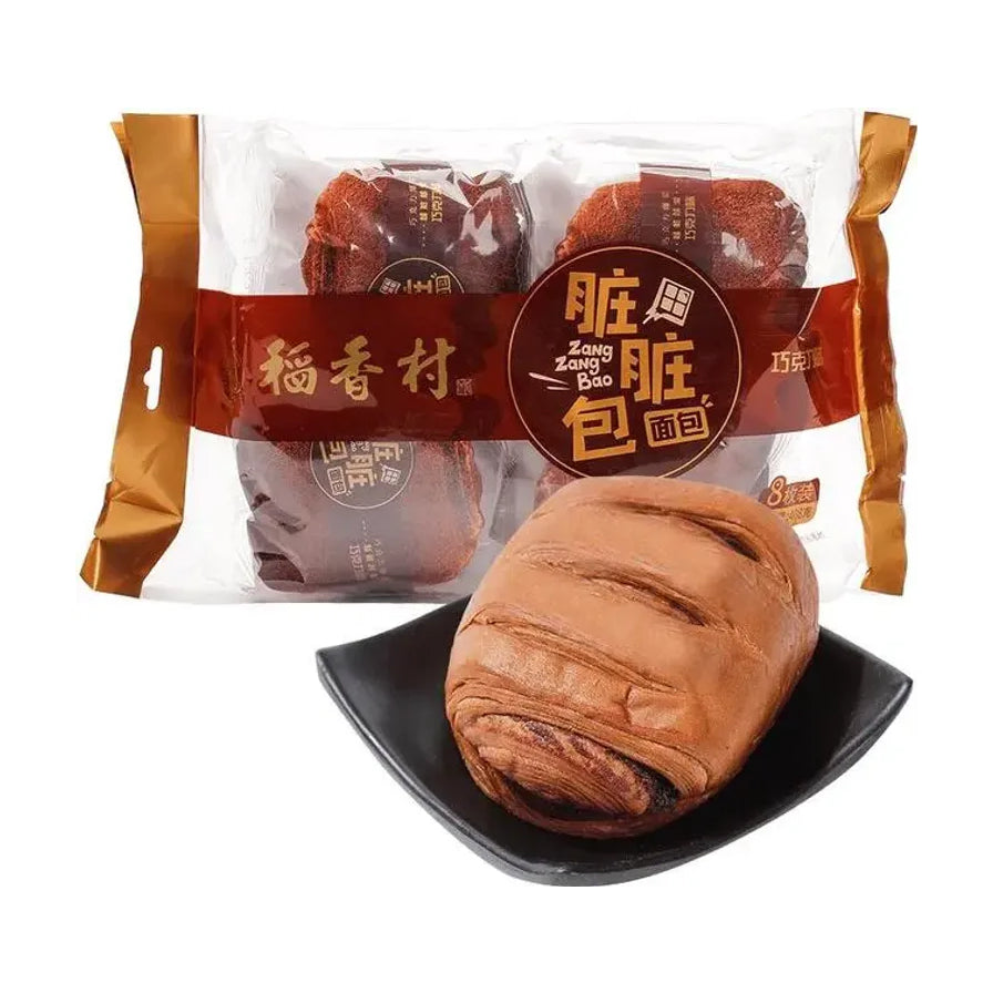 稻香村脏脏包产品组合展示图，背景为整袋包装，前景黑色盘子上放置一个切开的脏脏包，展示内部松软质地和巧克力夹心。