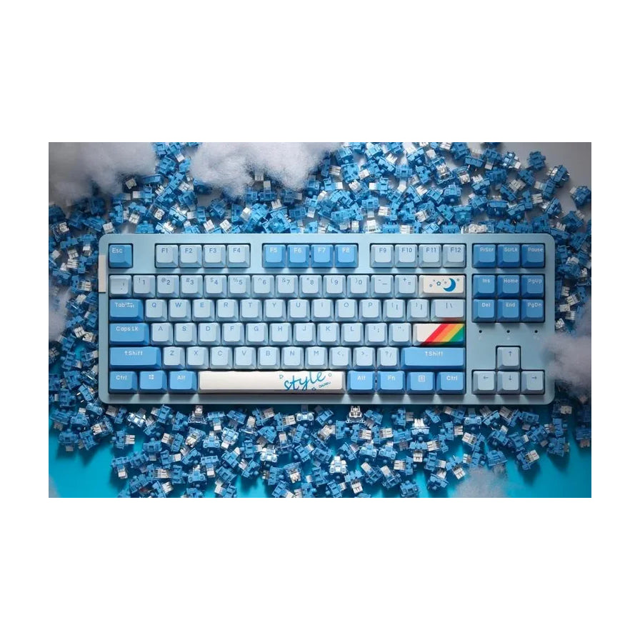 达尔优 A87 Pro 天空蓝键盘放置在大量蓝色天空轴 V3 轴体和白色装饰棉云之中的艺术展示图。