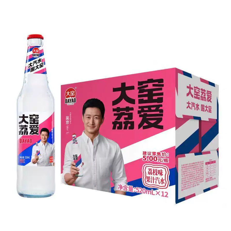 大窑荔爱荔枝味汽水，一瓶520ml玻璃瓶装及12瓶粉色整箱特惠装展示。