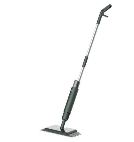 德尔玛喷雾拖把正面展示，白色机身搭配透明水箱，置于浅色木地板上。