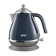 DeLonghi 德龙复古系列电热水壶蓝色款，采用经典圆润造型与金属质感设计，配有可视化水位窗和 360 度旋转底座。