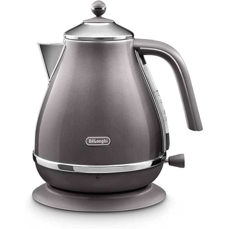 DeLonghi 德龙复古系列电热水壶灰色款，展示其精致的金属光泽壶身、人体工学把手及复古开关拨杆。