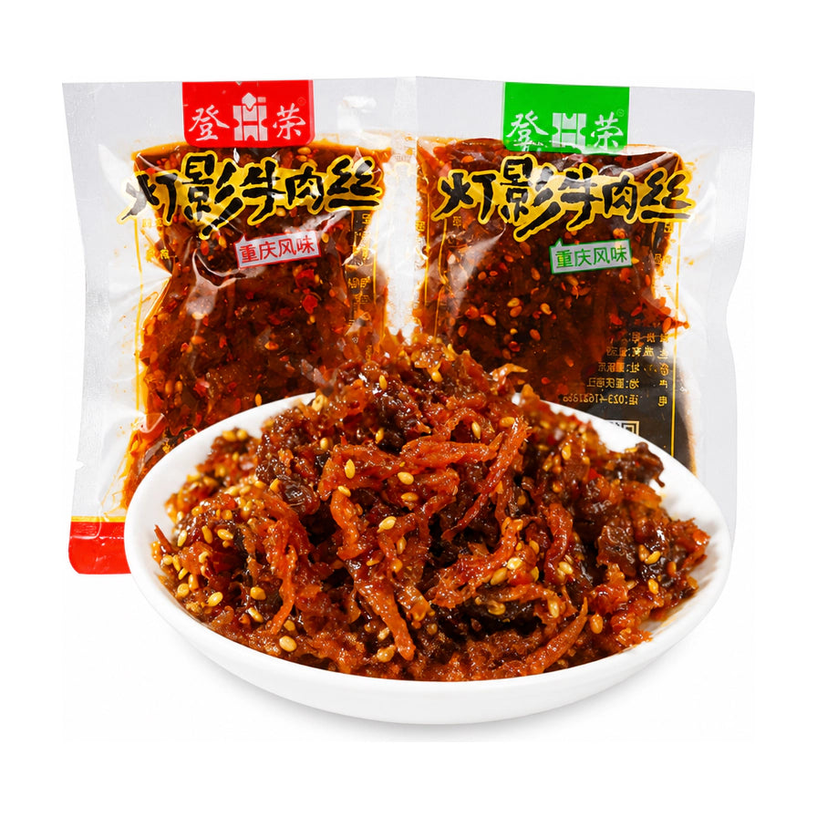 登荣灯影牛肉丝，白色圆盘中盛放着红亮诱人的麻辣牛肉丝，背景为两袋透明独立包装，包装上印有登荣品牌标识及灯影牛肉丝字样。
